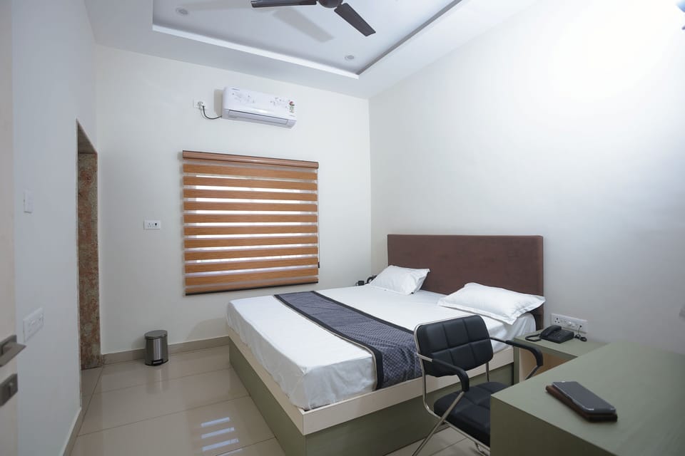 Deluxe Double Room, City View | Desk, free WiFi