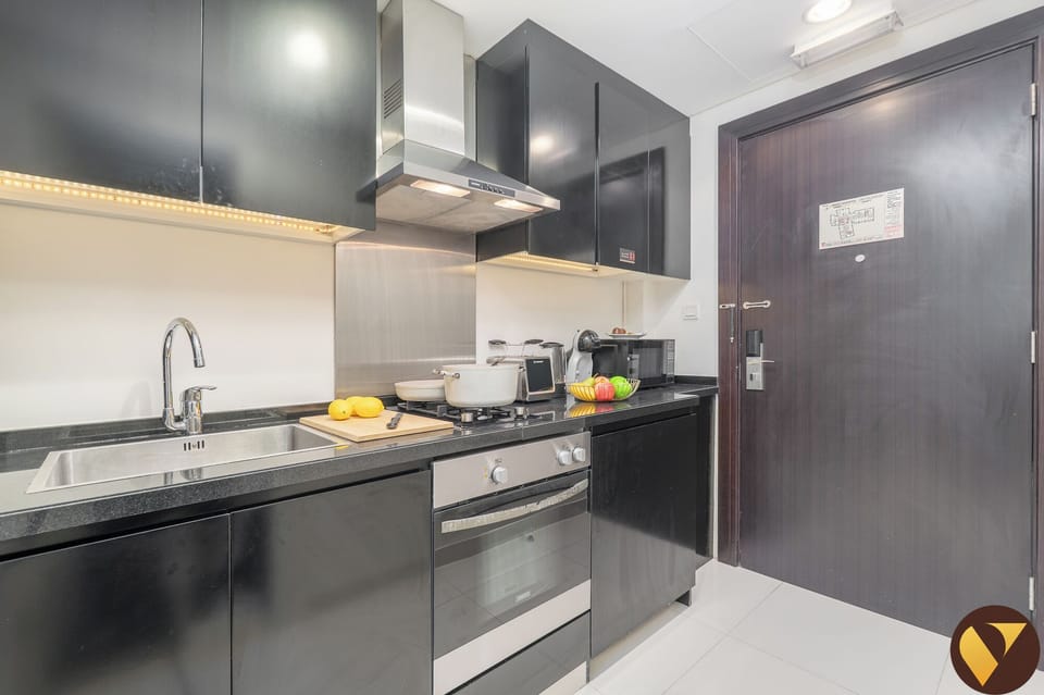 Luxury Studio, Balcony, City View | Private kitchen | Microwave, oven, stovetop, electric kettle