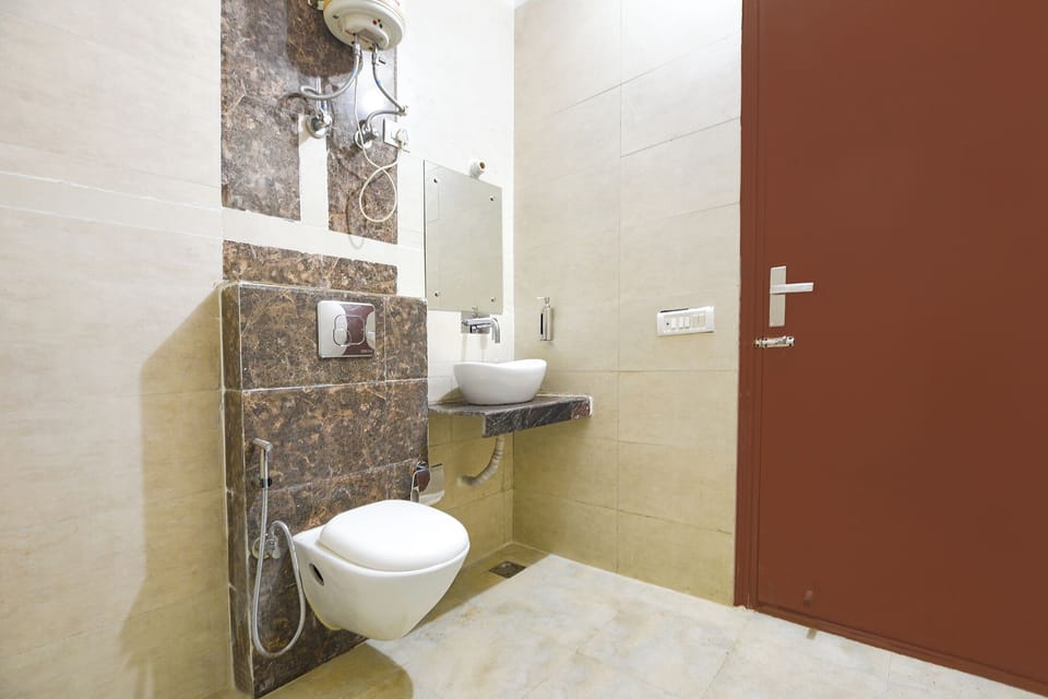 Shower, rainfall showerhead, free toiletries, towels