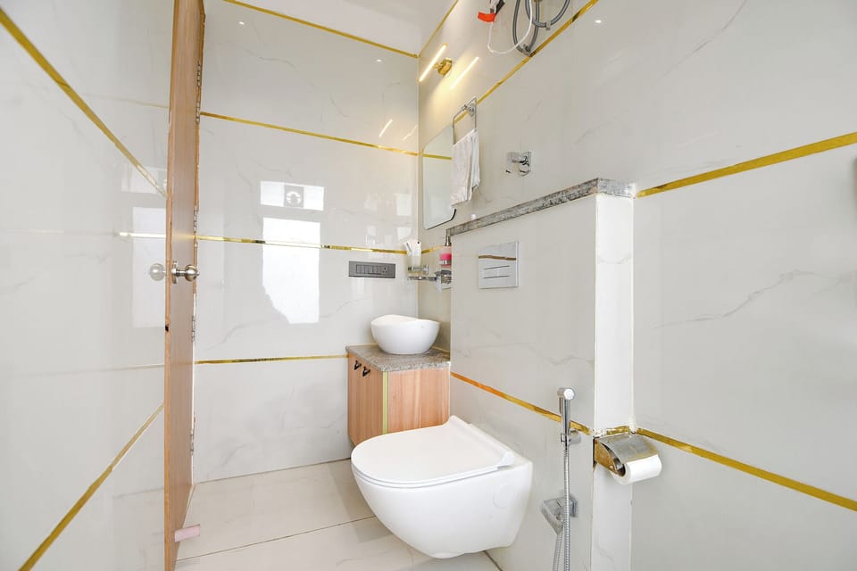Suite | Bathroom | Shower, rainfall showerhead, free toiletries, towels