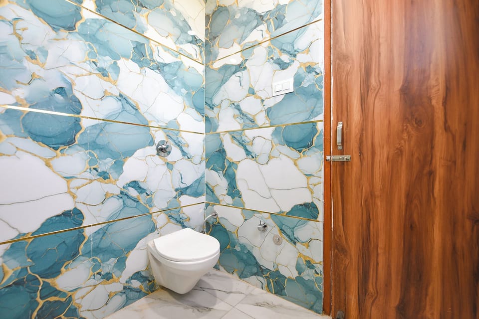 Shower, rainfall showerhead, free toiletries, towels