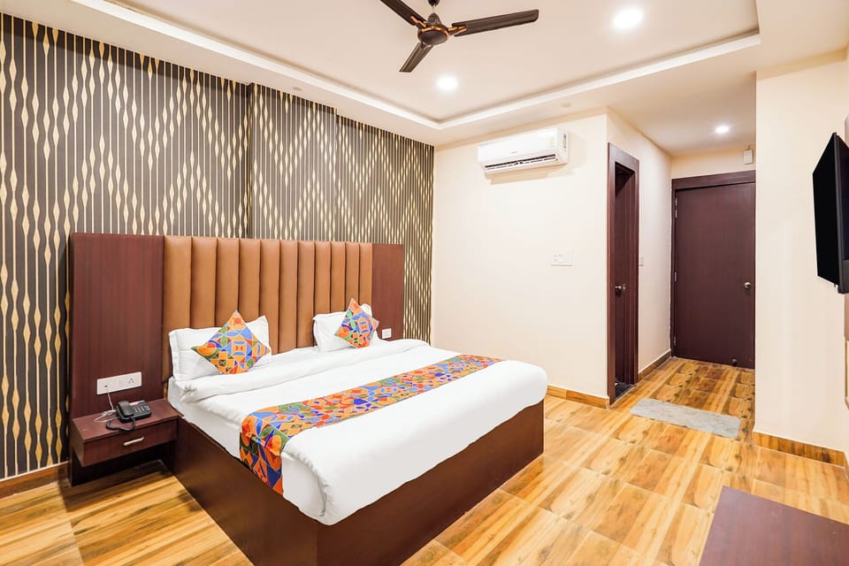 Egyptian cotton sheets, premium bedding, in-room safe, free WiFi