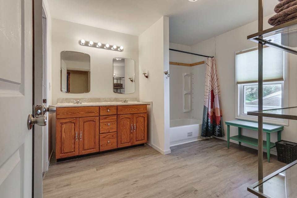 10 Mins to Blackwater Falls: Mtn Home w/ Hot Tub Cottage in Shenandoah Valley