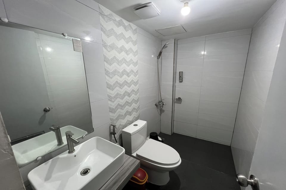 Double Room | Bathroom | Shower, rainfall showerhead, towels