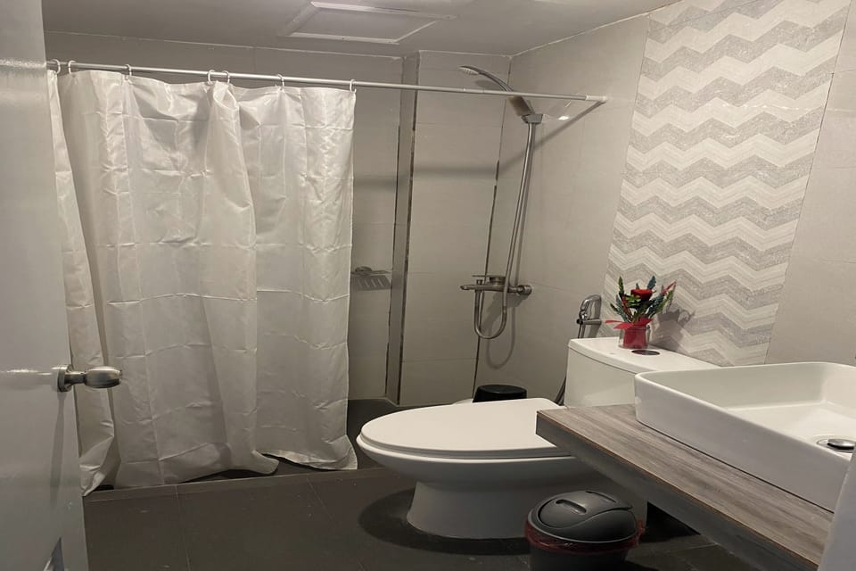 Family Room | Bathroom | Shower, rainfall showerhead, towels