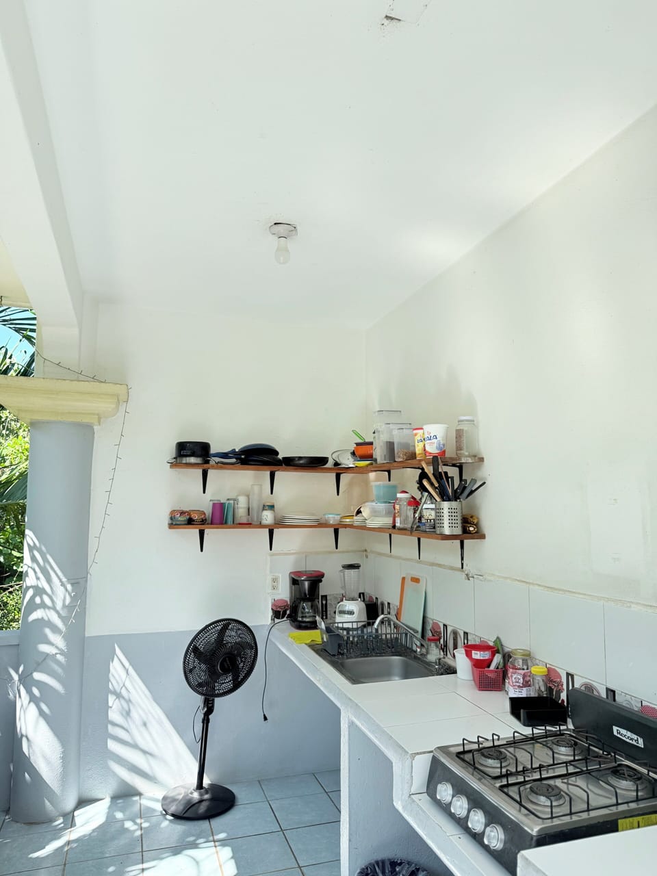 Full-size fridge, microwave, oven, stovetop