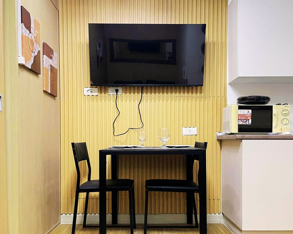 Standard Condo, 1 Bedroom, Balcony, City View | In-room dining