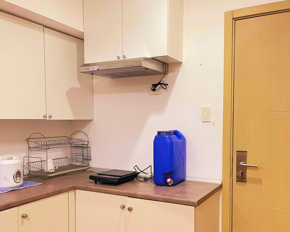 Standard Condo, 1 Bedroom, Balcony, City View | Private kitchen | Electric kettle