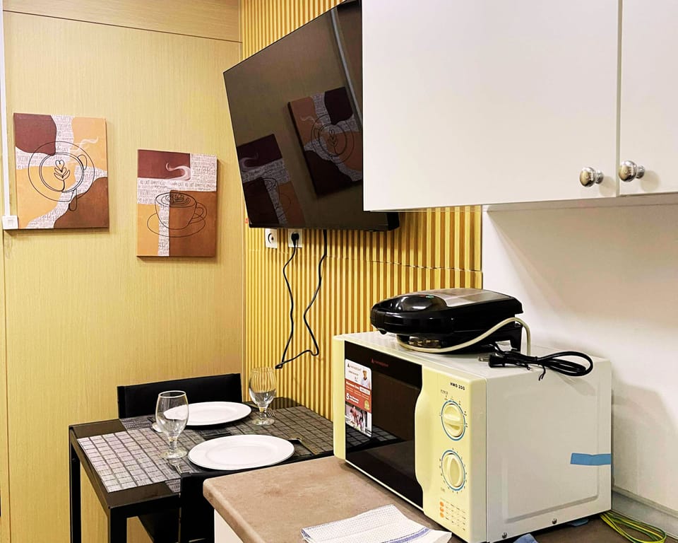Standard Condo, 1 Bedroom, Balcony, City View | In-room dining