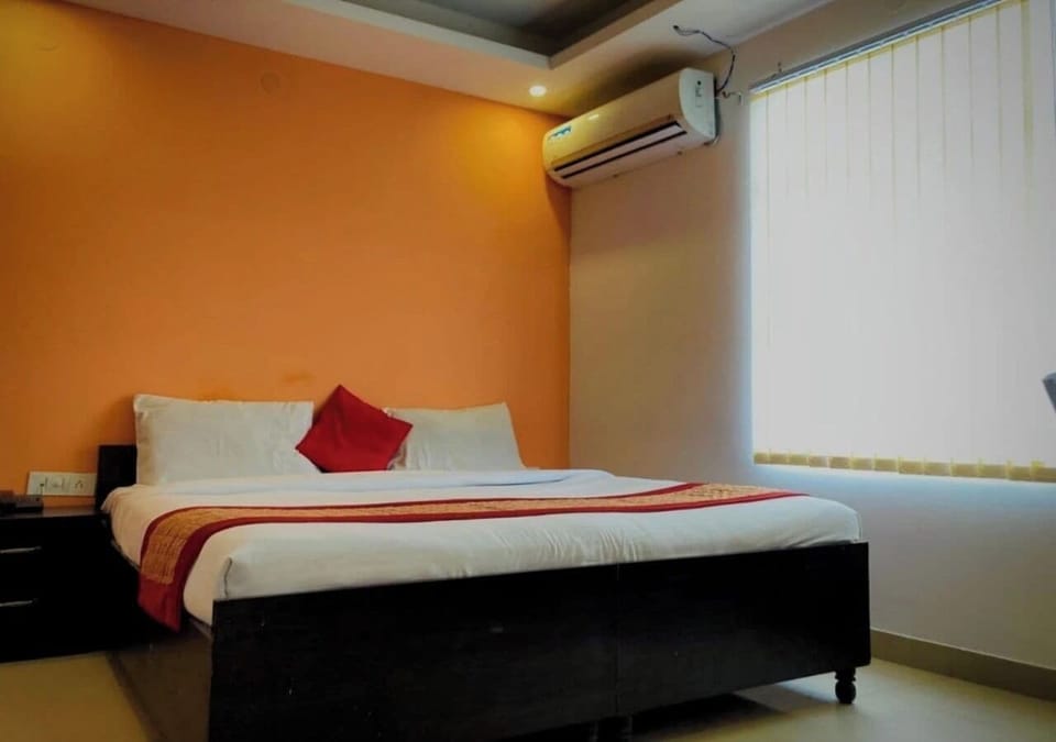 Deluxe Double Room | Desk, laptop workspace, soundproofing, iron/ironing board