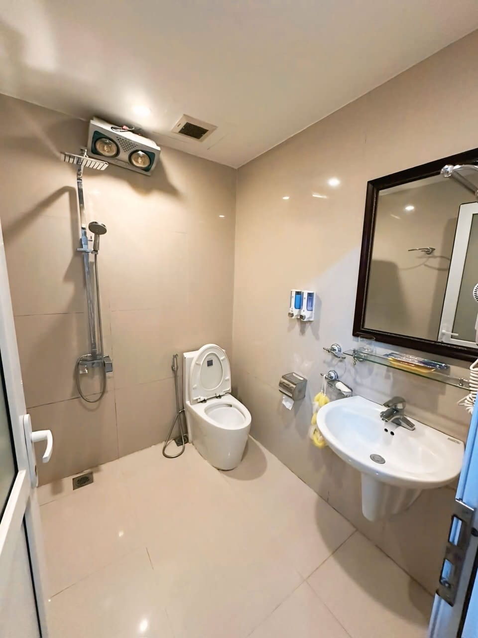 Shower, hair dryer, bidet, towels
