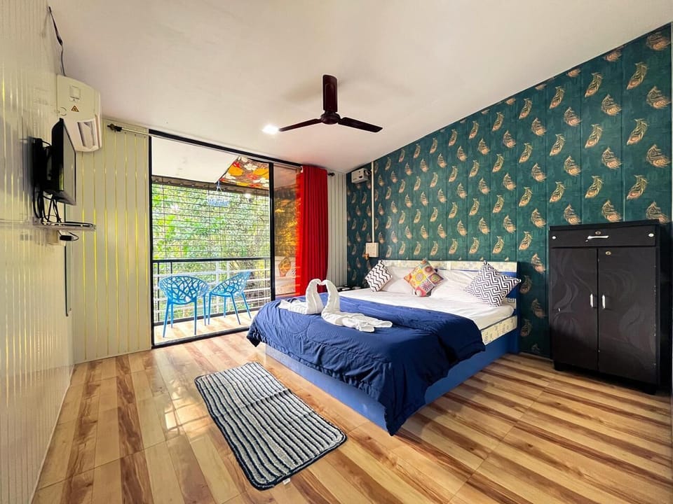 Family Room | Laptop workspace, free WiFi, bed sheets