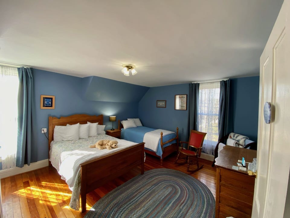 Basic Triple Room, Shared Bathroom (Blue) | Iron/ironing board, free WiFi