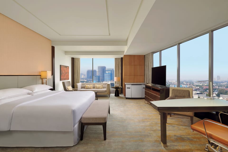 Executive Suite, 1 King Bed (Club Lounge Access) | 1 bedroom, minibar, in-room safe, desk