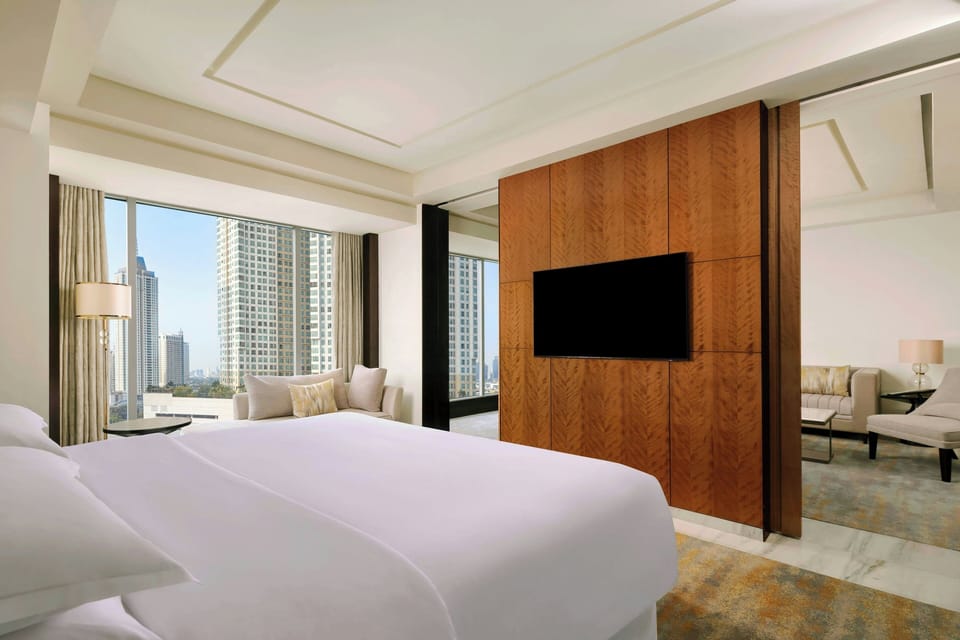 Grand Suite, 1 Bedroom (Grand Suite, Club Lounge Access) | 1 bedroom, minibar, in-room safe, desk