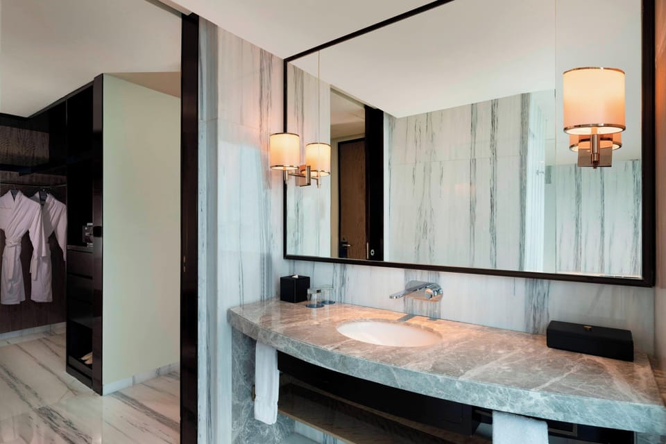 Executive Suite, 1 King Bed (Club Lounge Access) | Bathroom | Separate tub and shower, rainfall showerhead, free toiletries