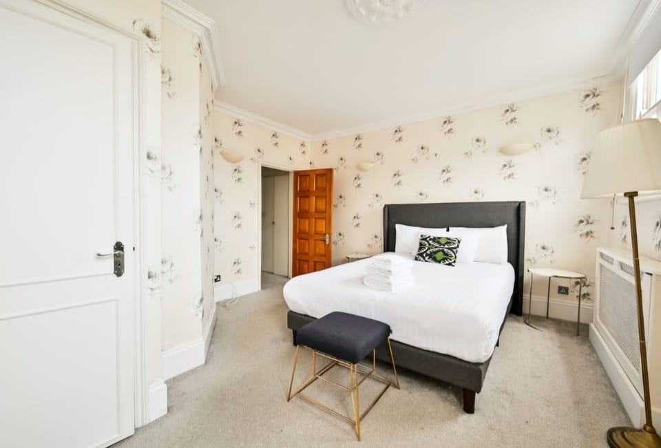 5 bedrooms, WiFi (free), bed sheets