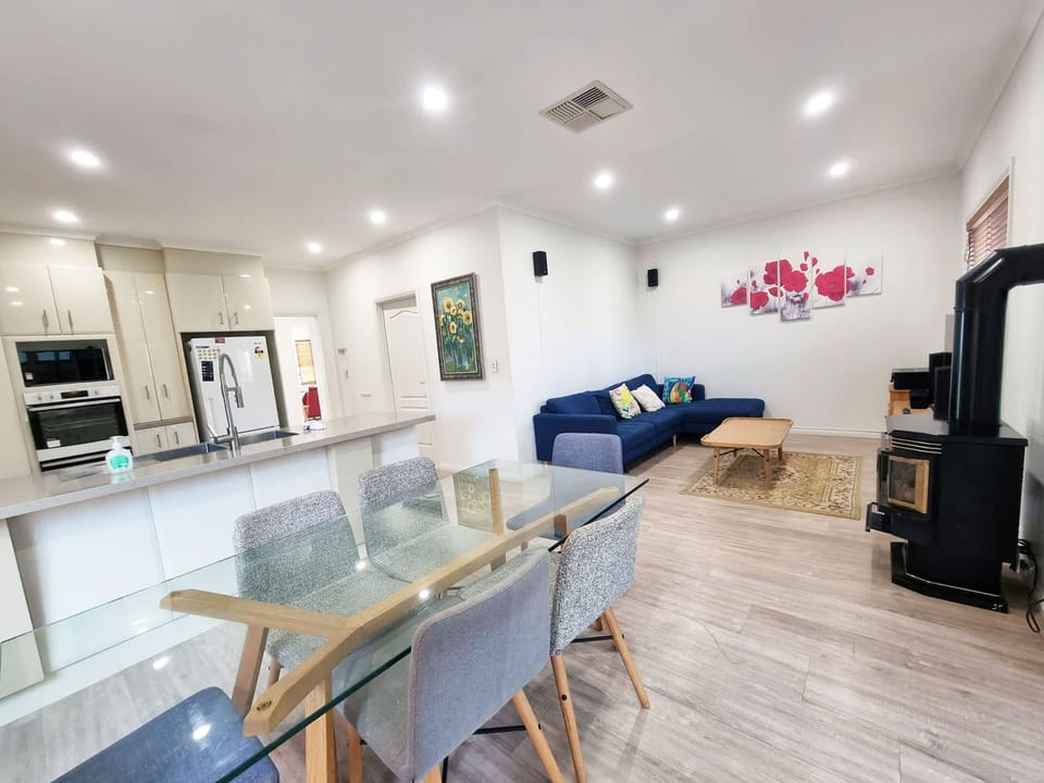 House | 4 bedrooms, high-speed internet