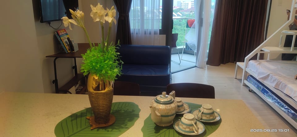 Quadruple Room, City View | Living area