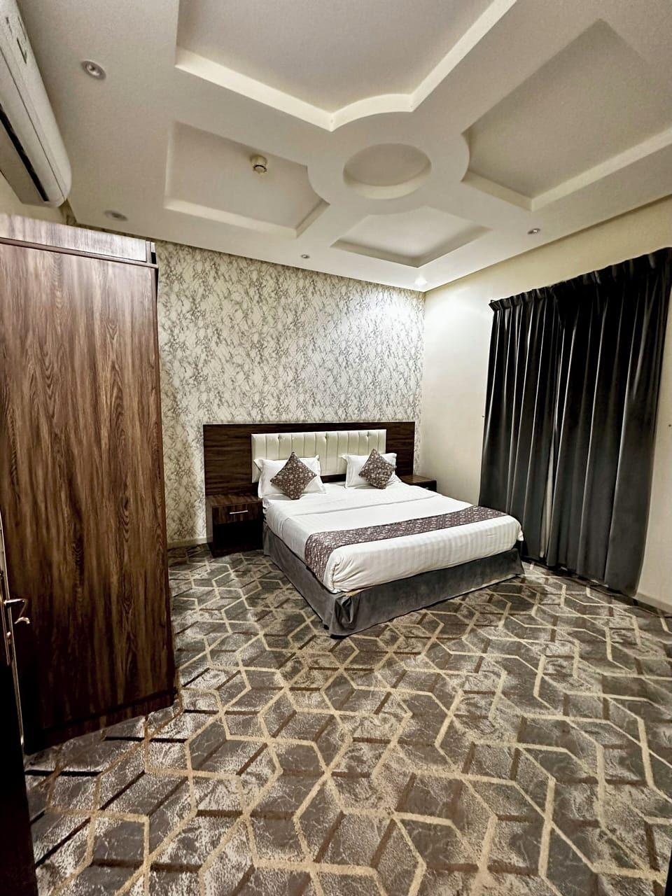 Hypo-allergenic bedding, laptop workspace, iron/ironing board, free WiFi