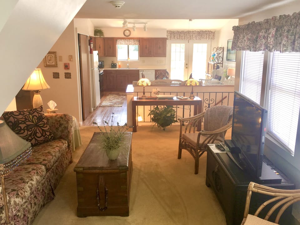 Penthouse, 2 Bedrooms, Balcony | Living room | Flat-screen TV