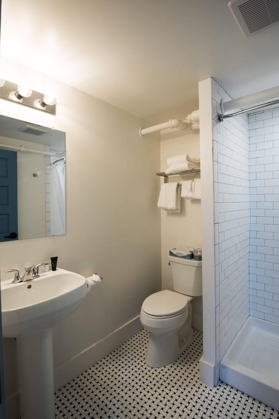 Classic Double Room, 1 Queen Bed | Bathroom | Free toiletries, hair dryer, towels