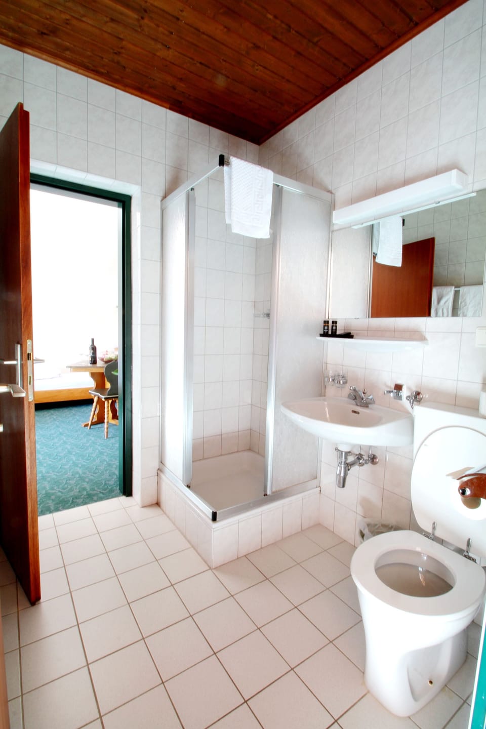 Family Quadruple Room, 2 Bedrooms | Bathroom | Free toiletries