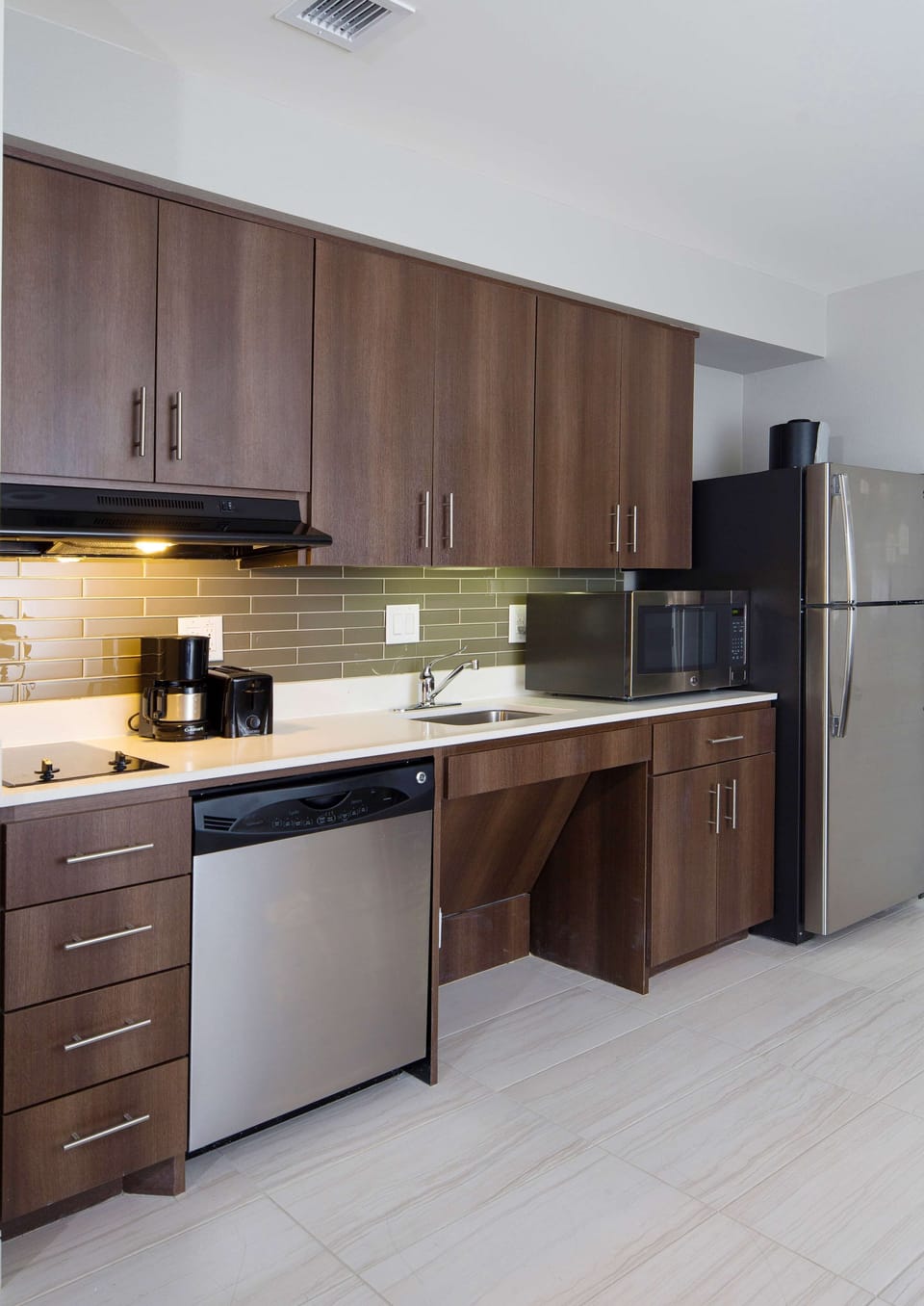 Coffee/tea maker, full-size fridge, microwave, stovetop