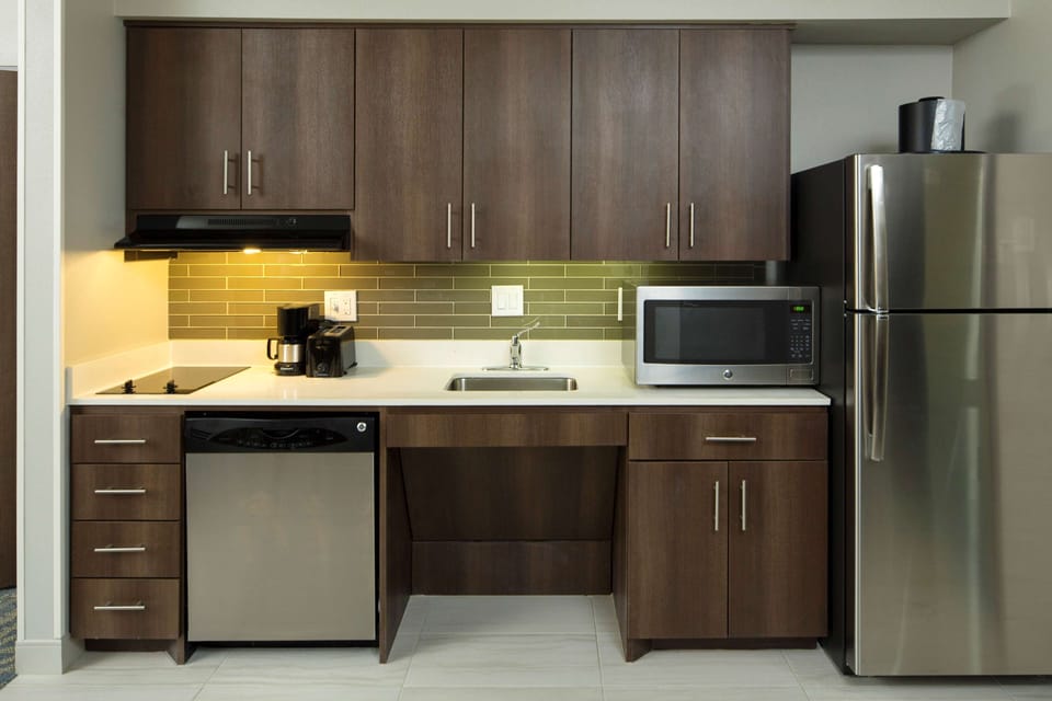 Coffee/tea maker, full-size fridge, microwave, stovetop