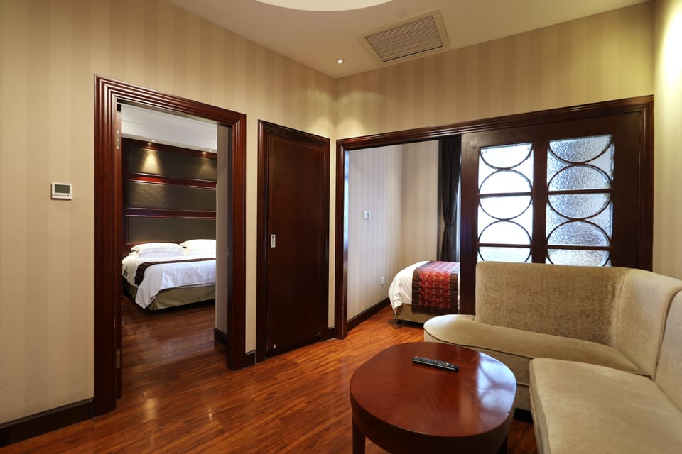 Family Suite | Minibar, in-room safe, desk, blackout drapes