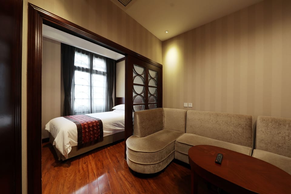 Family Suite | Minibar, in-room safe, desk, blackout drapes