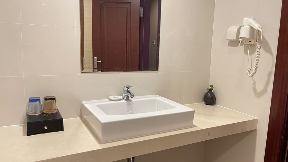 Deluxe Room | Bathroom | Combined shower/tub, deep soaking tub, rainfall showerhead