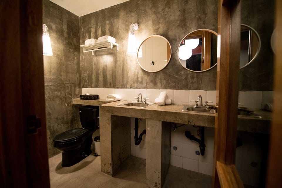 Habitación Superior con Balcon hacia el Casco | Bathroom | Shower, free toiletries, hair dryer, towels