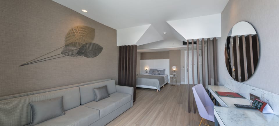 Family Room | In-room safe, desk, free WiFi, alarm clocks