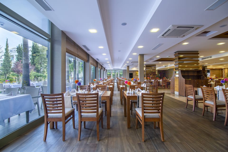 2 restaurants; breakfast, lunch, and dinner served