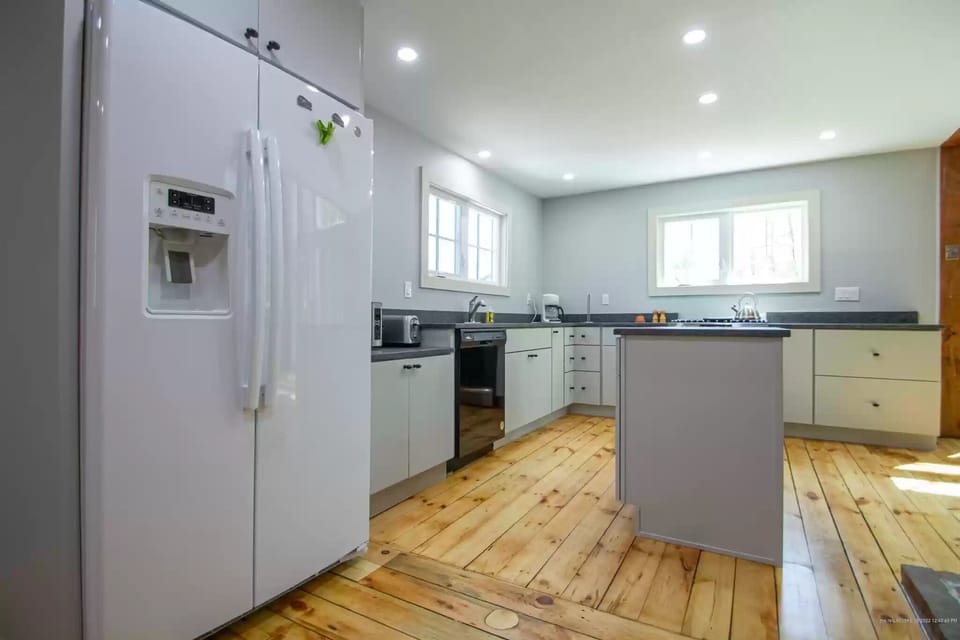 House (No Breakfast) | Private kitchen | Shared fridge, microwave, dining tables