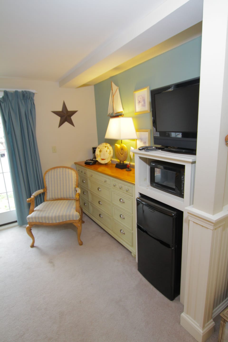 Deluxe Room, 1 Queen Bed, Refrigerator & Microwave | Private kitchenette | Coffee/tea maker