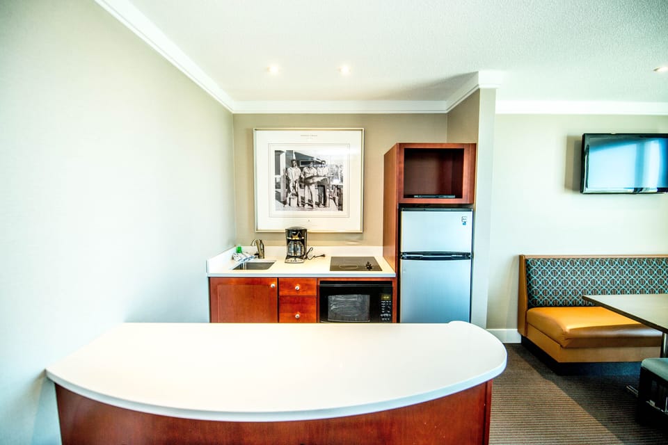 (IV) Oceanfront Suite | In-room safe, WiFi (free), bed sheets