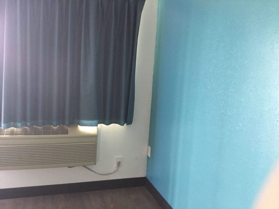 Pillowtop beds, free WiFi, bed sheets