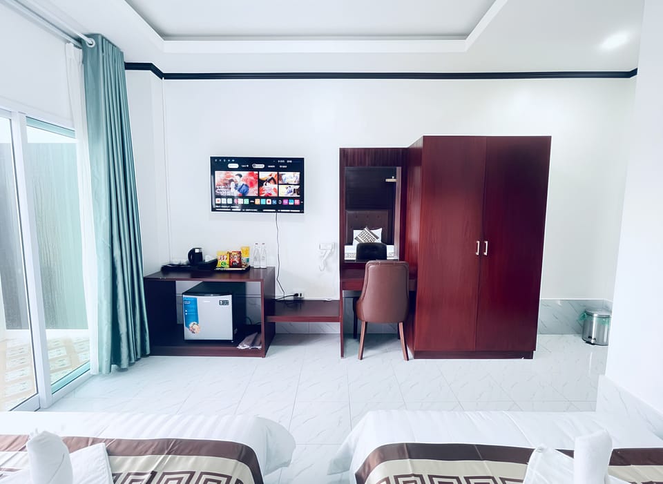 Deluxe Double or Twin Room, River View | Free minibar items, in-room safe, desk, laptop workspace