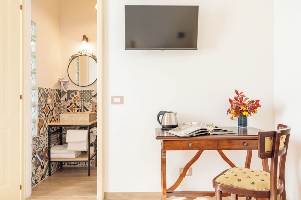 Deluxe Room, 1 Queen Bed, Non Smoking, Air conditioning | Individually decorated, free WiFi, bed sheets