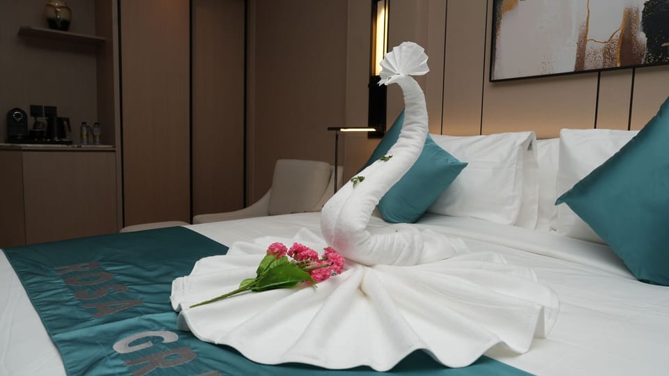 Deluxe Double or Twin Room, 1 Bedroom | Minibar, in-room safe, desk, soundproofing