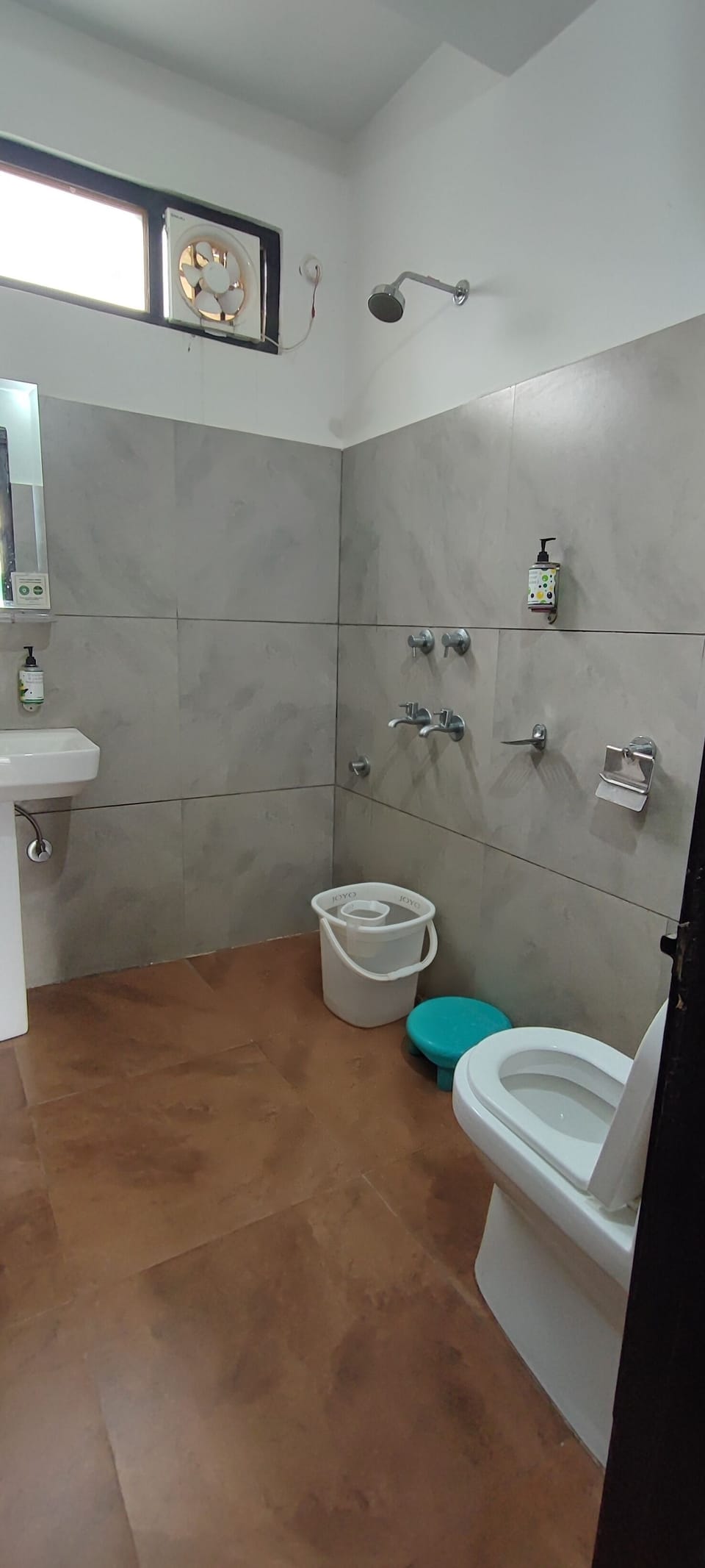 Family Quadruple Room | Bathroom | Shower, towels, soap, shampoo