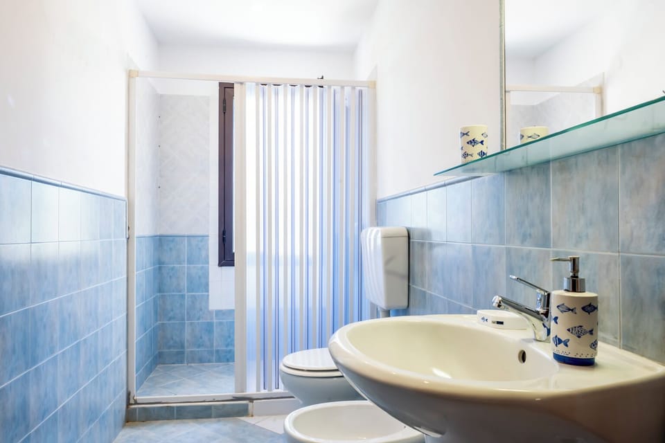 Double Room | Bathroom | Shower, free toiletries, hair dryer, towels
