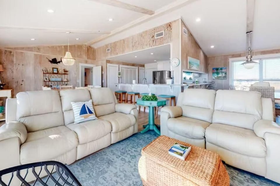 House, Multiple Beds (Barefoot Beach Beach House) | Living area