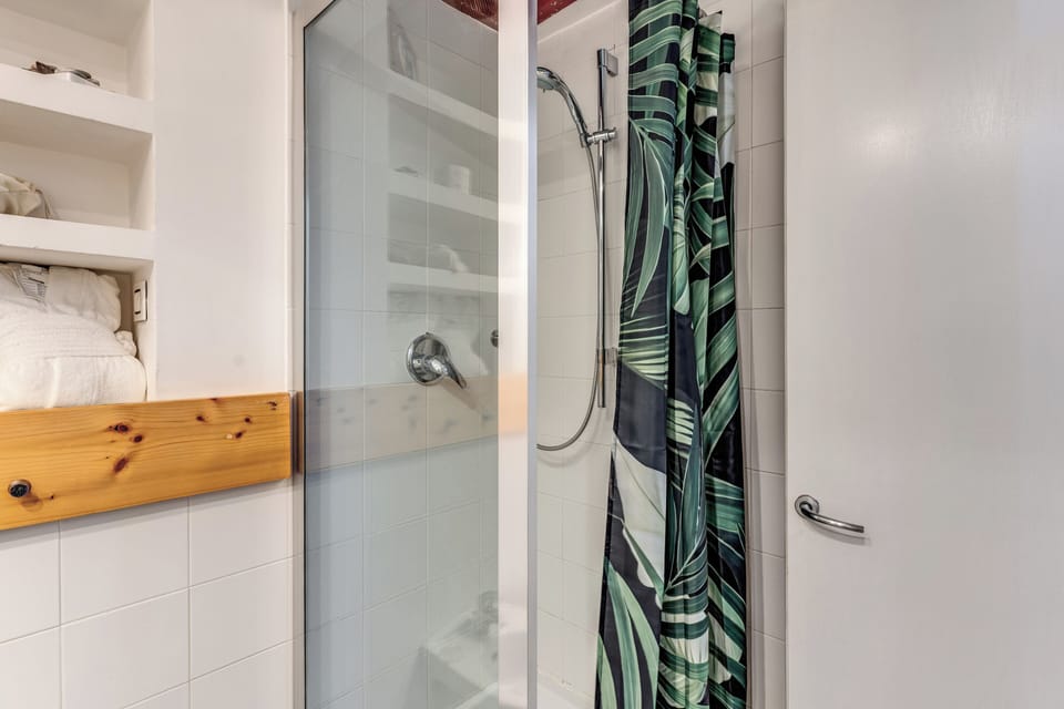 Apartment, Courtyard View | Bathroom | Shower, free toiletries, hair dryer, slippers