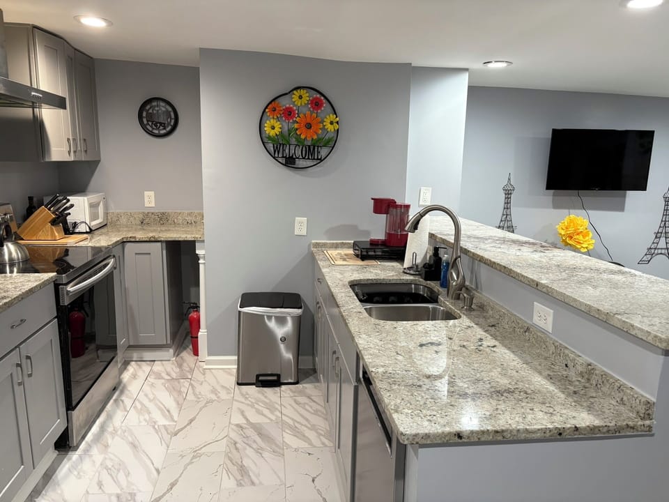 Comfort Suite | Private kitchenette | Full-size fridge, microwave, oven, stovetop