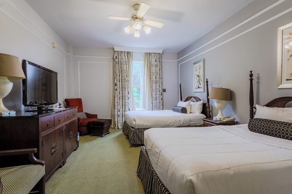 Standard Room, 2 Double Beds (Tub/Shower) | Iron/ironing board, free WiFi, bed sheets, wheelchair access