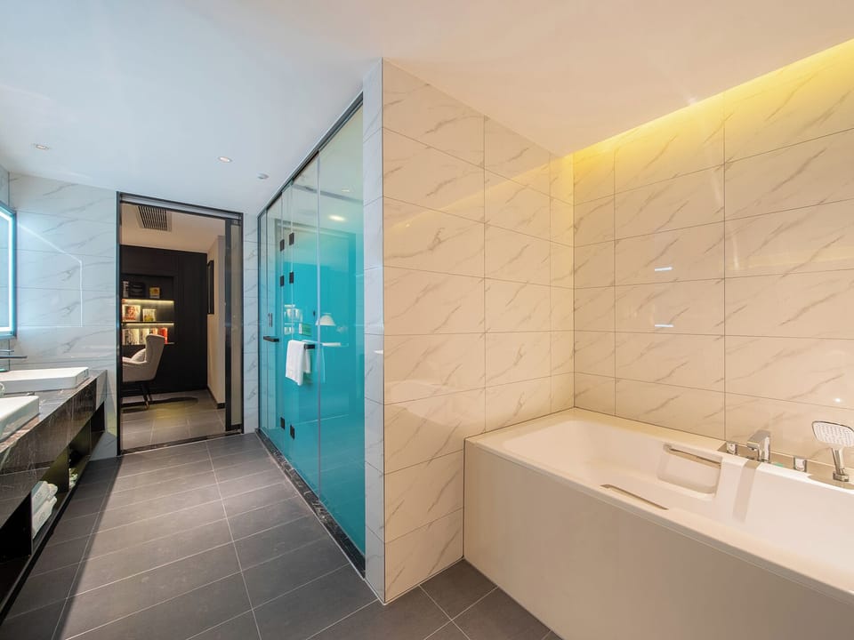 Luxury Suite, City View | Bathroom | Free toiletries, hair dryer, slippers, towels