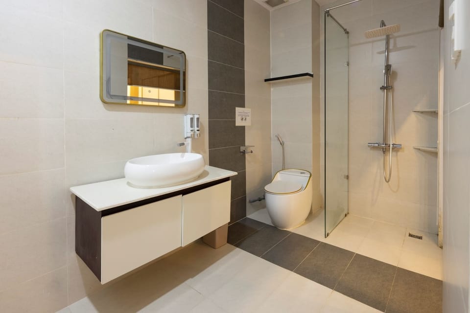 Superior Quadruple Room | Bathroom | Shower, free toiletries, hair dryer, bathrobes
